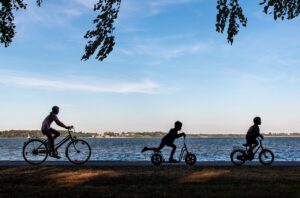 ประโยชน์ของการ ขี่จักรยาน 4 scooter bicycle leisure time biking 7396608