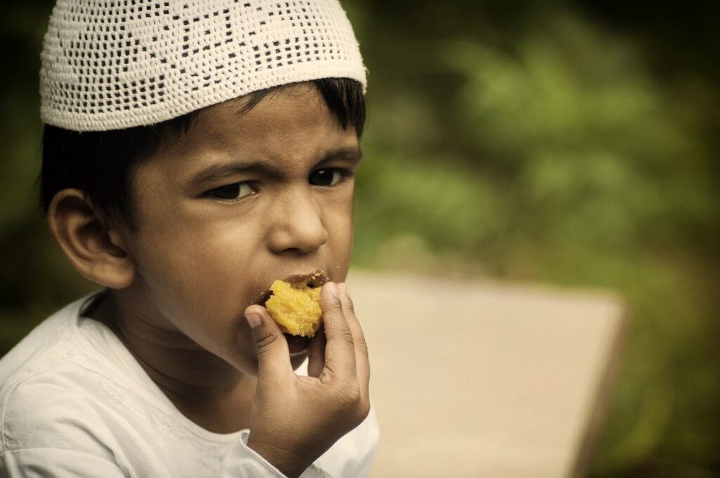 kid boy muslim eat eating ramadan 635811